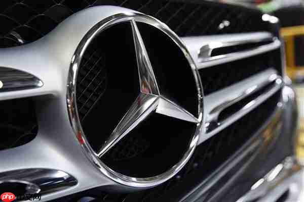 奔驰EQE电动车地库自燃烧毁 车主:厂家给的赔偿感觉侮辱人