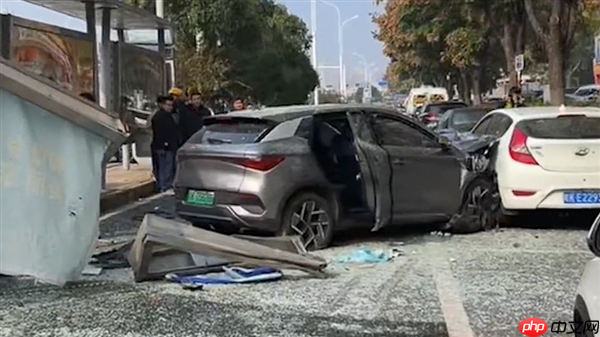 男子带病驾驶 剧烈咳嗽致误踩油门撞车:车辆几乎报废