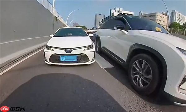 早高峰女司机强势插队 果然撞了