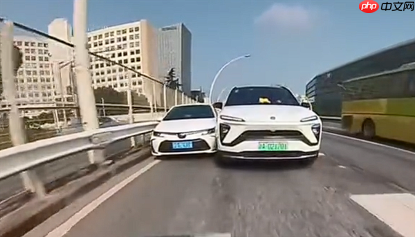 早高峰女司机强势插队 果然撞了