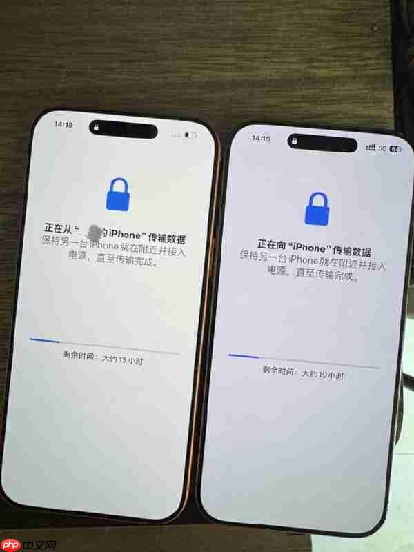 陈伟霆回应iPhone 16 Pro套iPhone 17 Pro壳:新手机在传数据 还要一天多