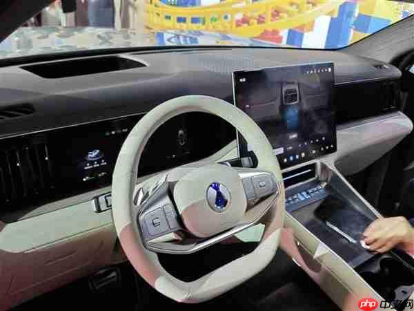 同级最多电机!三排六座SUV腾势N8L上市:29.98万起