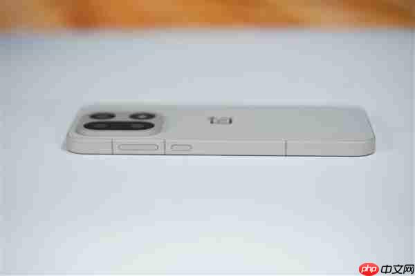 行业第一块165Hz高刷高分屏!一加15图赏