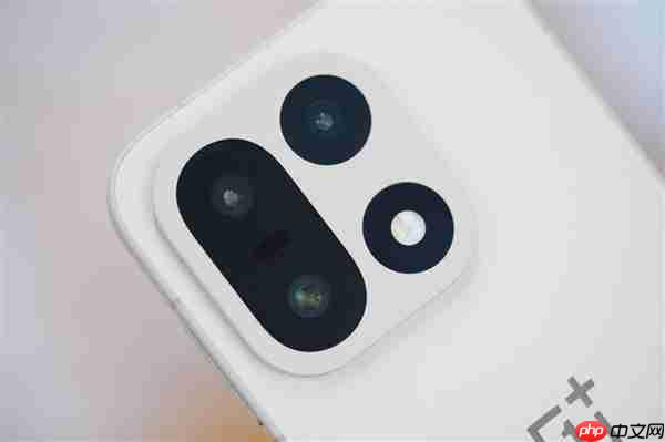 行业第一块165Hz高刷高分屏!一加15图赏