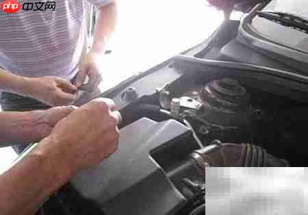 君威引擎盖开启方法