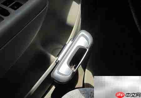 君威引擎盖开启方法