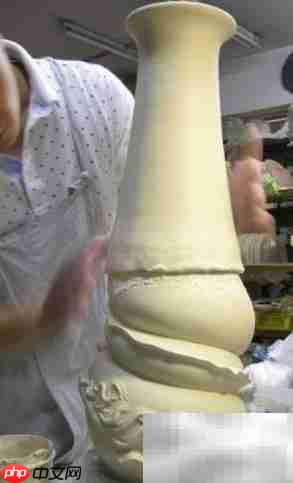 中国龙纹陶瓷瓶制作