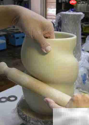 中国龙纹陶瓷瓶制作