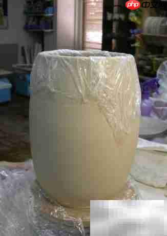 中国龙纹陶瓷瓶制作