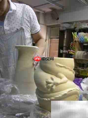中国龙纹陶瓷瓶制作