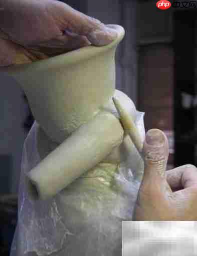 中国龙纹陶瓷瓶制作