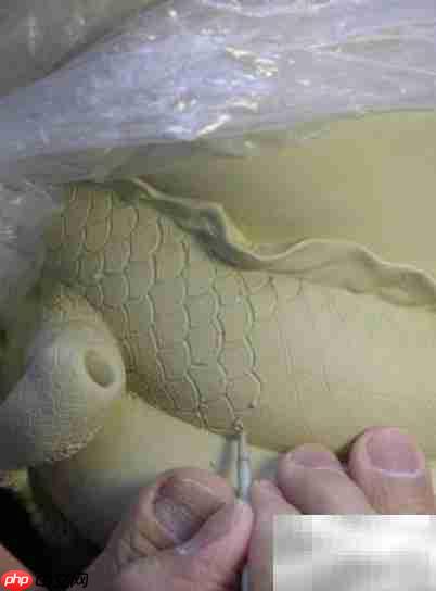 中国龙纹陶瓷瓶制作