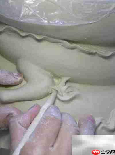 中国龙纹陶瓷瓶制作