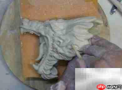 中国龙纹陶瓷瓶制作