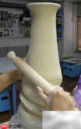 中国龙纹陶瓷瓶制作