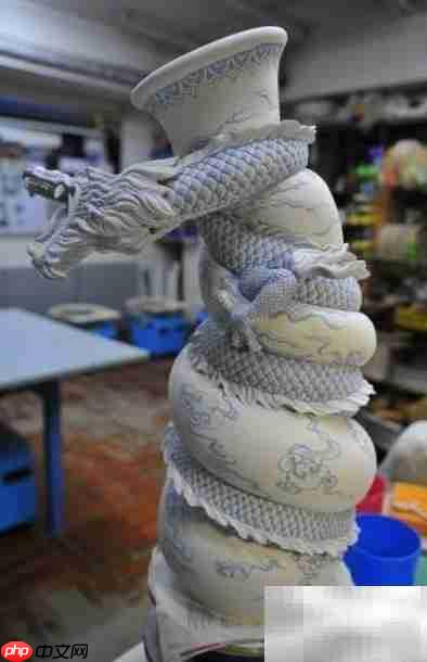 中国龙纹陶瓷瓶制作