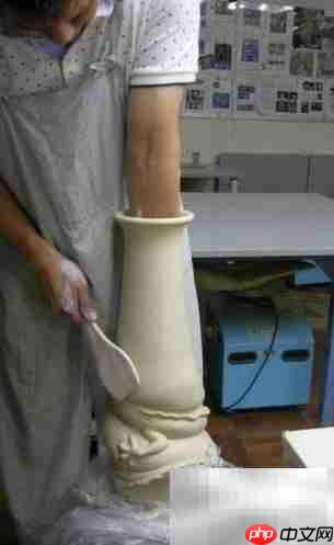 中国龙纹陶瓷瓶制作