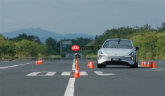 磁流变悬架有多强 深蓝L06与特斯拉Model 3飞坡对比视频秒看懂