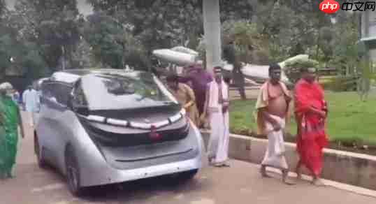 印度首辆无人驾驶汽车亮相:经6年研发 100%本土创新