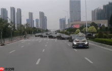 十多辆婚车公路上组队“蛇形”占道 交警：已传唤全部驾驶员