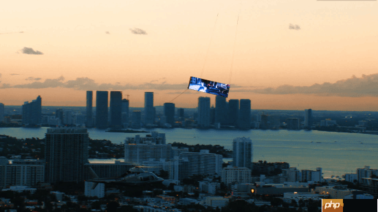 忍者组打破吉尼斯世界纪录:在空中坐飞机 并用悬吊大屏幕玩《忍者龙剑传4》