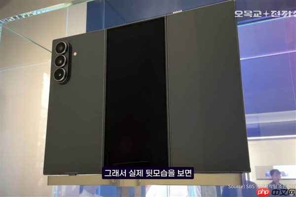 安卓首款三折叠屏!三星Galaxy Z TriFold真机公布:跟华为不一样