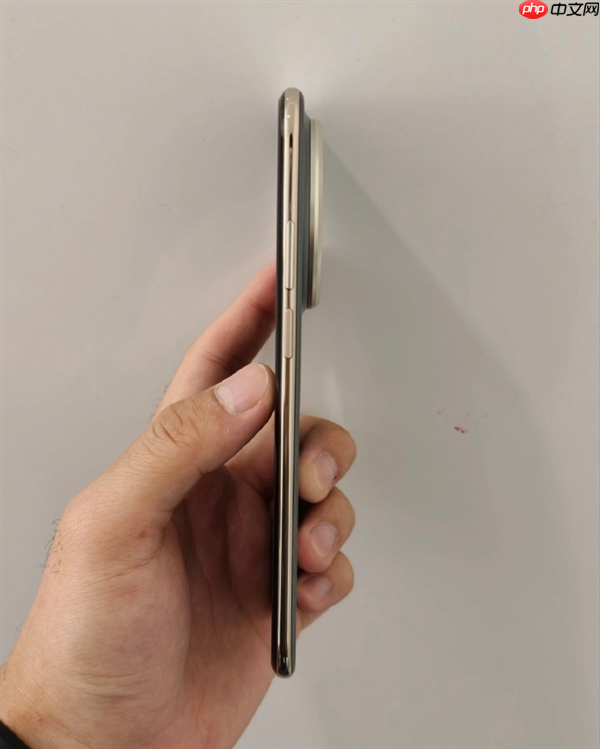 最薄Mate!华为Mate 70 Air真机现身:iPhone Air劲敌来了