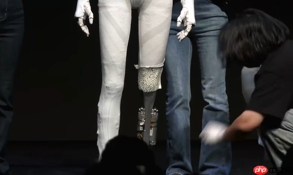 小鹏机器人是真是假？何小鹏现场直接剪开衣服自证