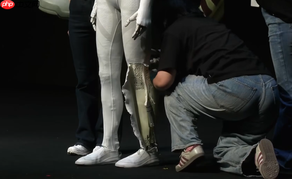 小鹏机器人是真是假？何小鹏现场直接剪开衣服自证