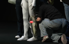 小鹏机器人是真是假？何小鹏现场直接剪开衣服自证