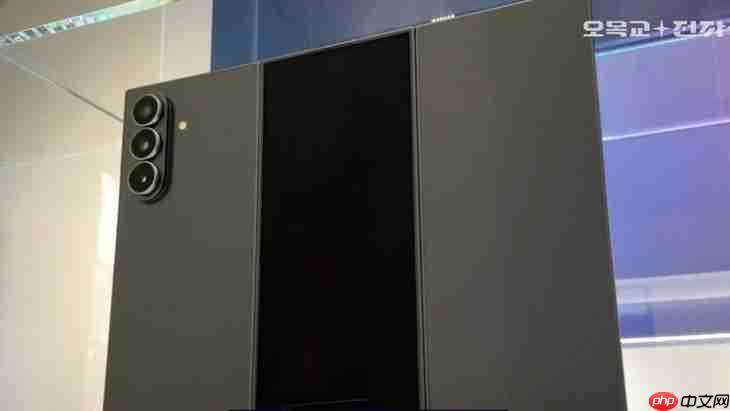 感觉不如华为 三星三折叠手机真机曝光!影像居然没砍