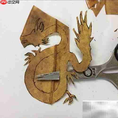 剪出树叶上的中国龙
