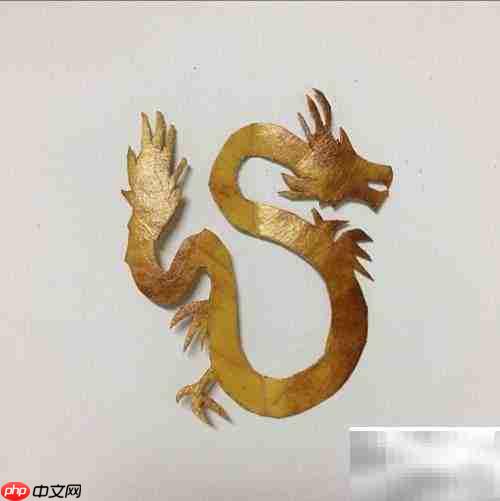 剪出树叶上的中国龙