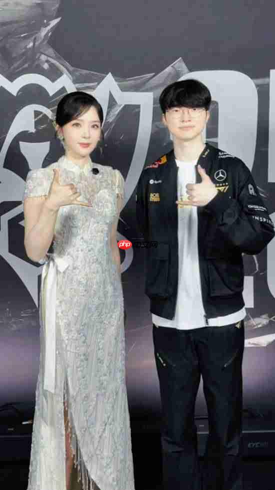 《英雄联盟》美女主持晒Faker、Uzi合影！深情告别S15