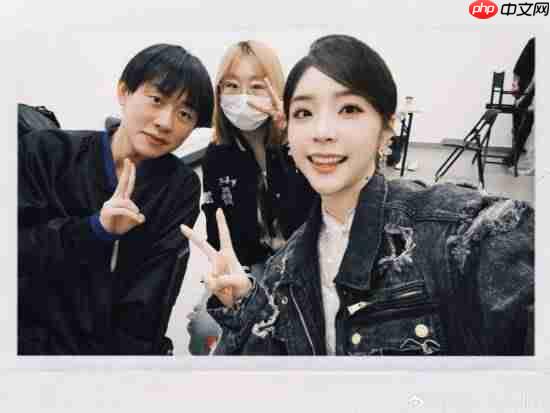 《英雄联盟》美女主持晒Faker、Uzi合影！深情告别S15