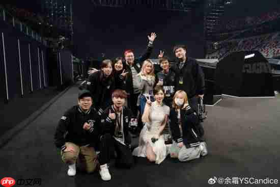 《英雄联盟》美女主持晒Faker、Uzi合影！深情告别S15