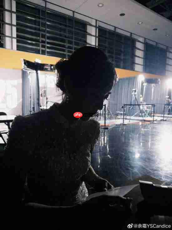 《英雄联盟》美女主持晒Faker、Uzi合影！深情告别S15