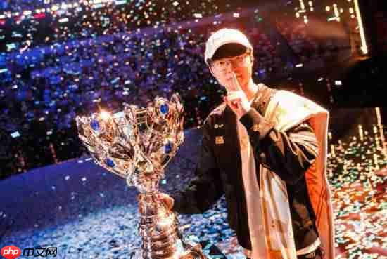 Faker微博晒S15奖杯合照！T1战队官方：神！