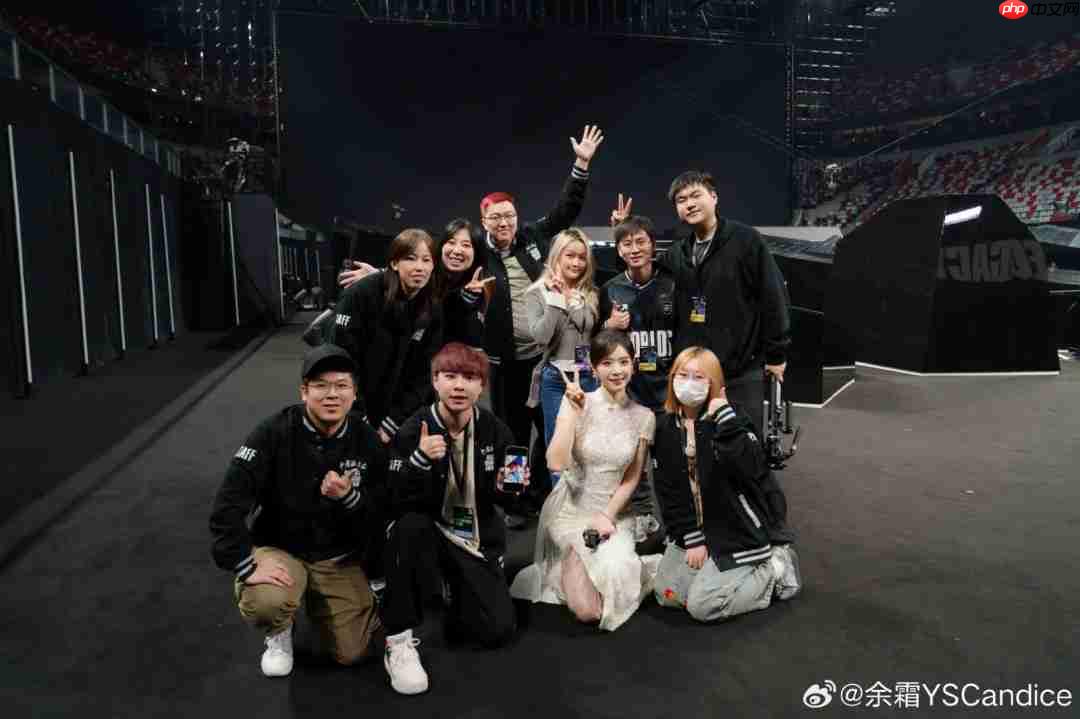 《英雄联盟》美女主持人晒选手合照 深情告别S15