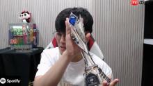 我偶像Uzi亲手颁的！T1 Gumayusi展示FMVP奖杯