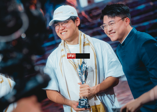 我偶像Uzi亲手颁的！T1 Gumayusi展示FMVP奖杯