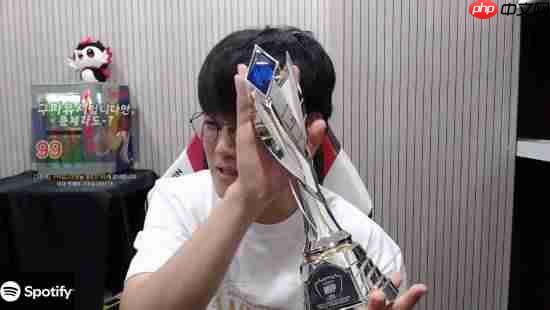 我偶像uzi亲手颁的！t1 gumayusi展示fmvp奖杯