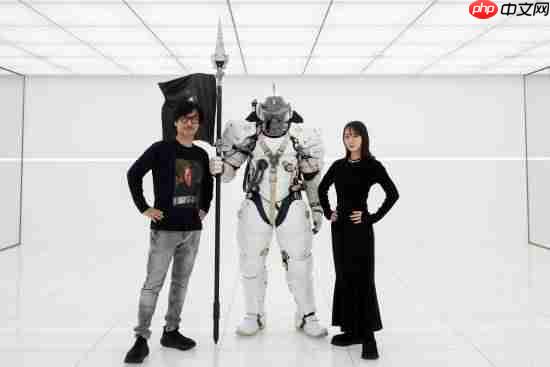 小岛秀夫又和美女合影了!与女神吉冈里帆同比爱心