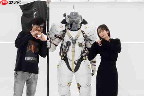 小岛秀夫又和美女合影了!与女神吉冈里帆同比爱心