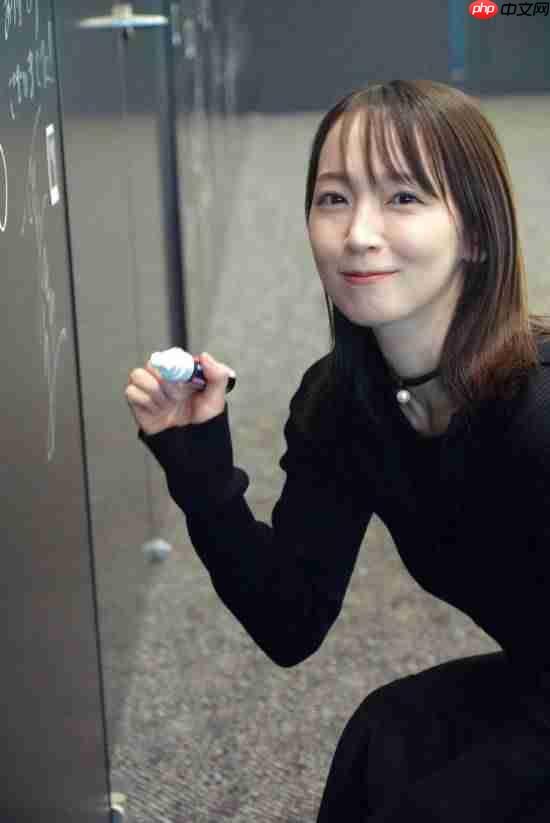 小岛秀夫又和美女合影了!与女神吉冈里帆同比爱心