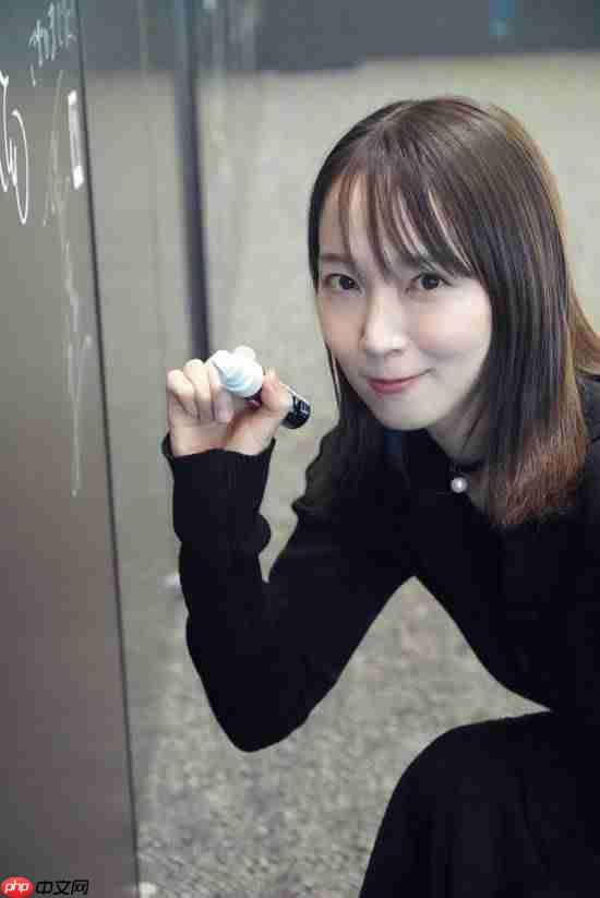 小岛秀夫又和美女合影了!与女神吉冈里帆同比爱心