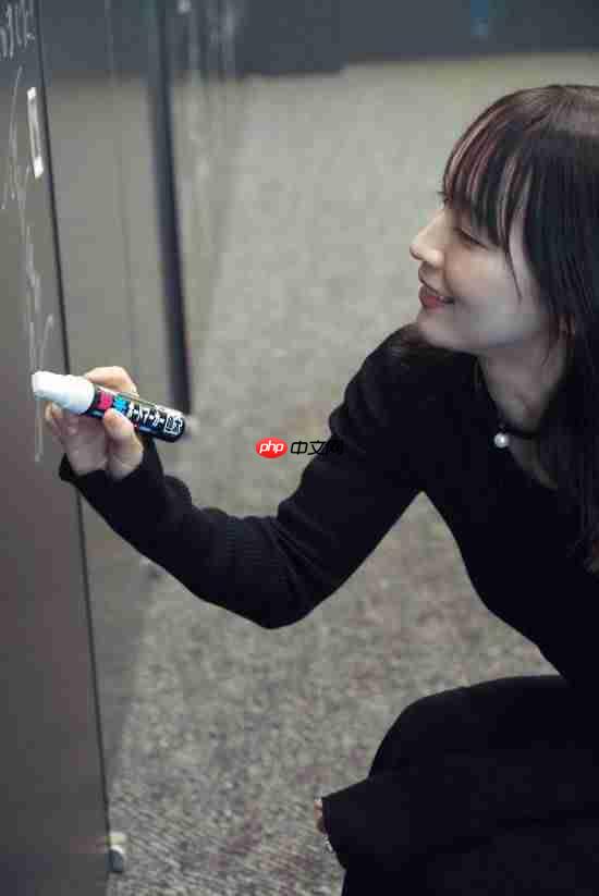 小岛秀夫又和美女合影了!与女神吉冈里帆同比爱心