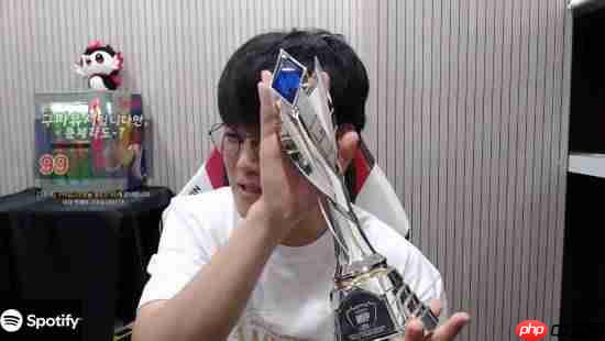 Gumayusi兑现S15夺冠公约：深夜化身吃播