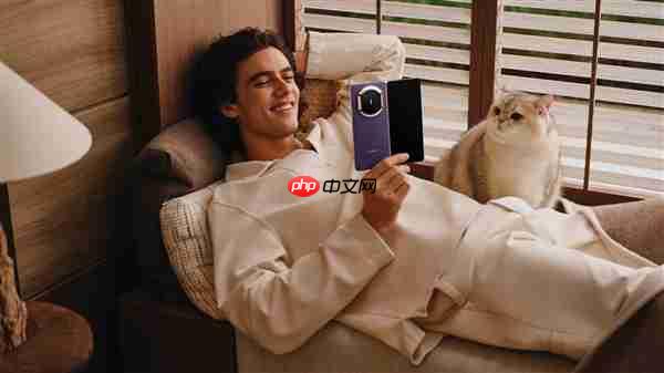 华为Mate X7搭载全新折叠玄武架构:更耐摔、80℃热水也不怕