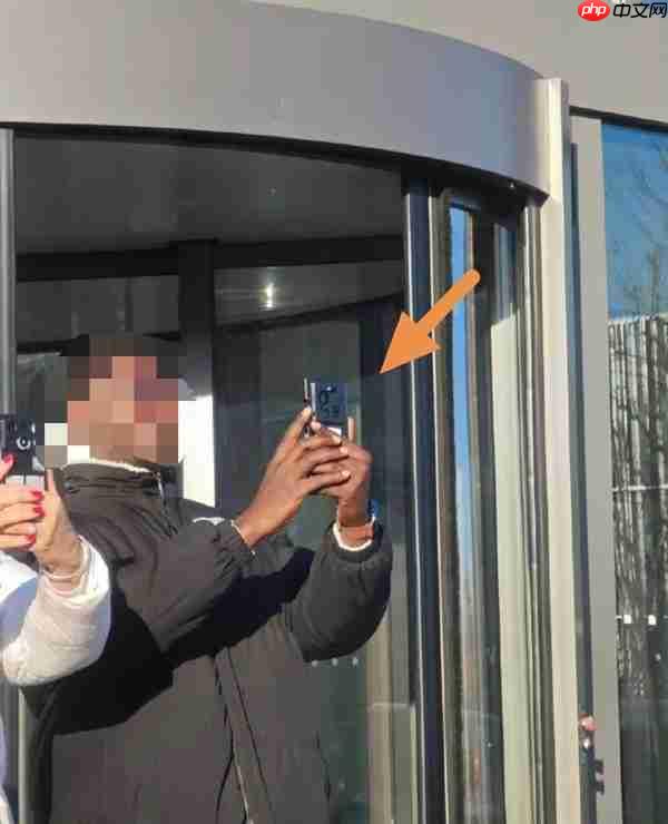 第一款骁龙8E5超大杯！小米17 Ultra真机现身：确认四摄改三摄